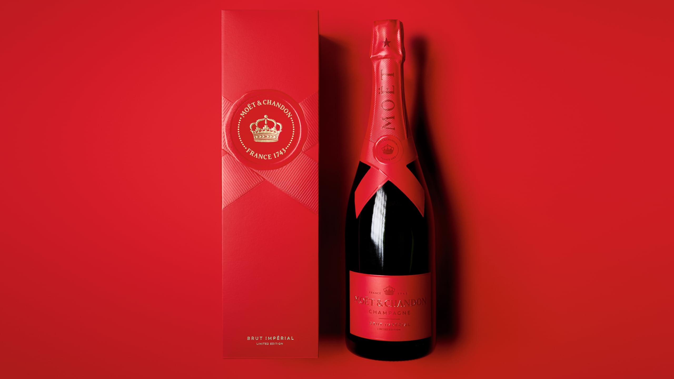 Moët & Chandon Brut Impérial Champagne - Red Limited Edition Gift Box 75cl 2