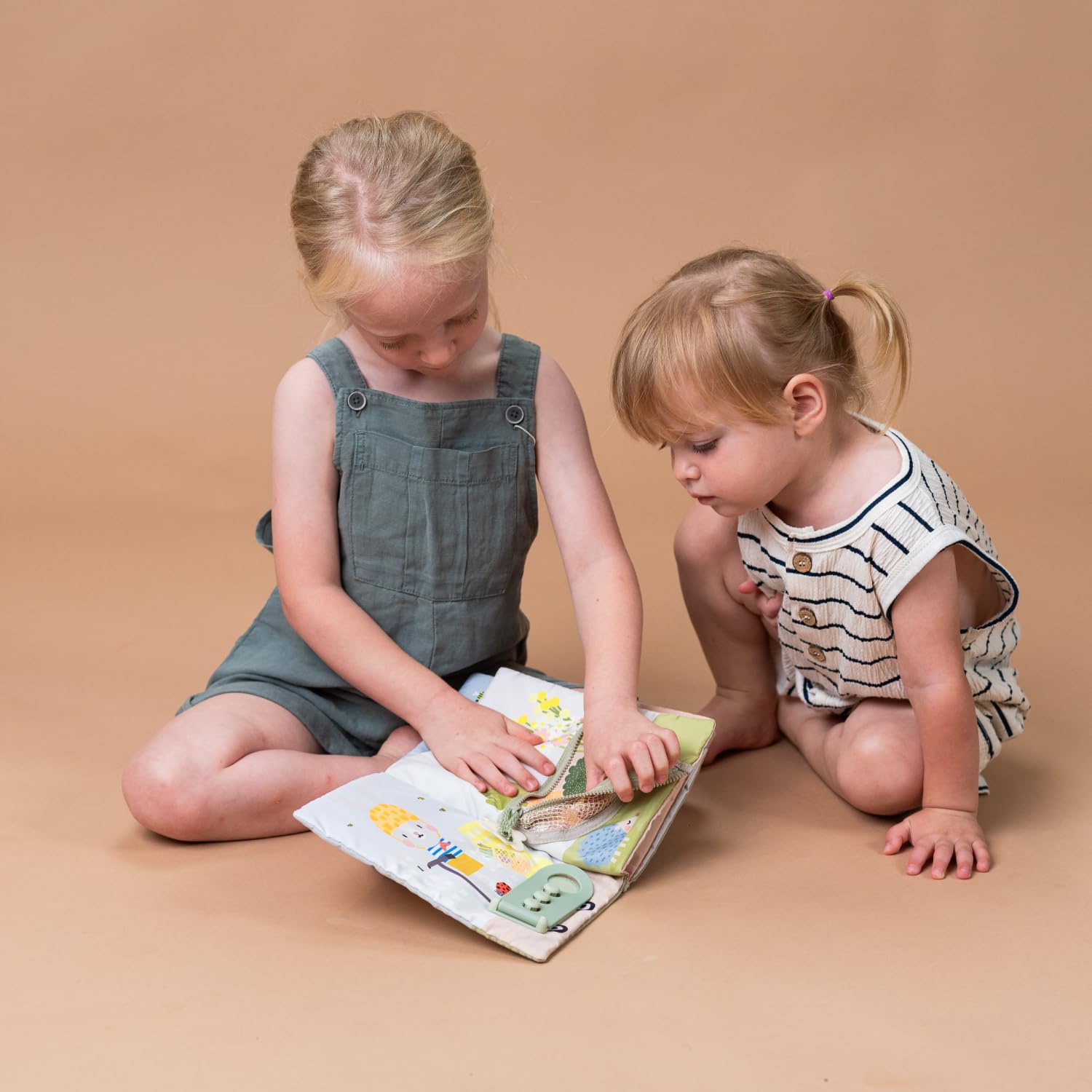 Taf Toys My First Busy Book - 12 Montessori Activities for Toddlers 18m+ 2