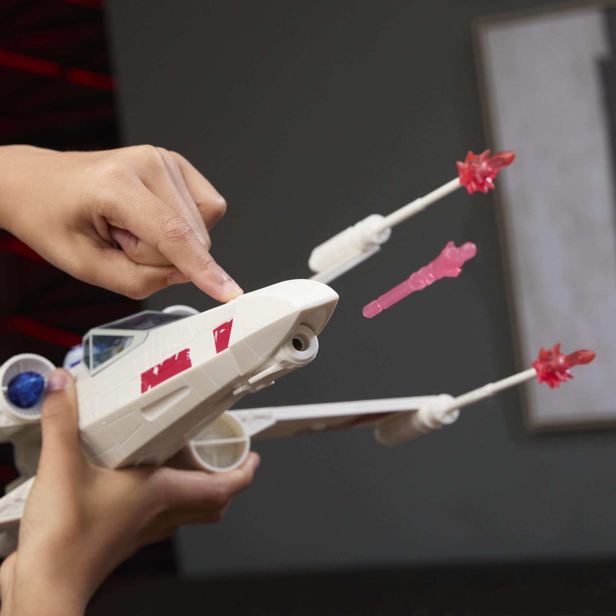 Star Wars Luke Skywalker's Force Strike X-wing Playset - 14-inch Vehicle with Action Figure & Projectile Launch 2