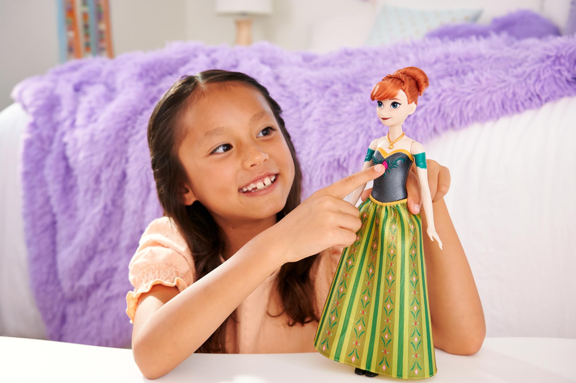 Mattel Disney Frozen Singing Anna Fashion Doll - Posable Doll with Signature Outfit & Brushable Hair 4