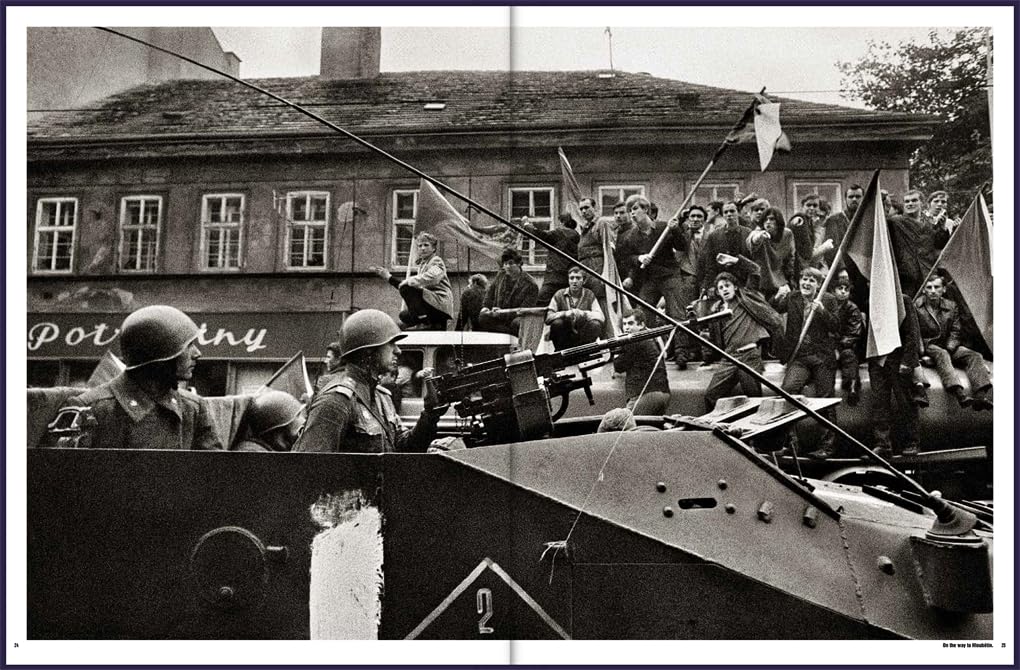 Josef Koudelka - Invasion Prague 68: Photographs | Hardcover | 296 Pages 6