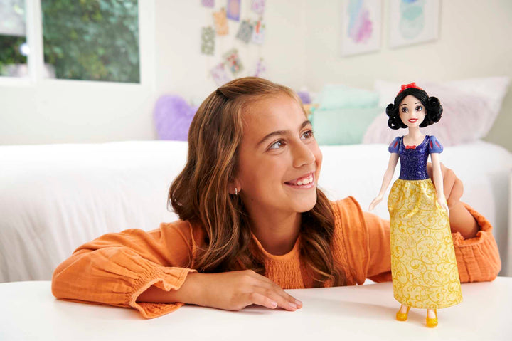 Mattel Disney Princess Snow White Posable Fashion Doll with Sparkling Outfit & Accessories - HLW08