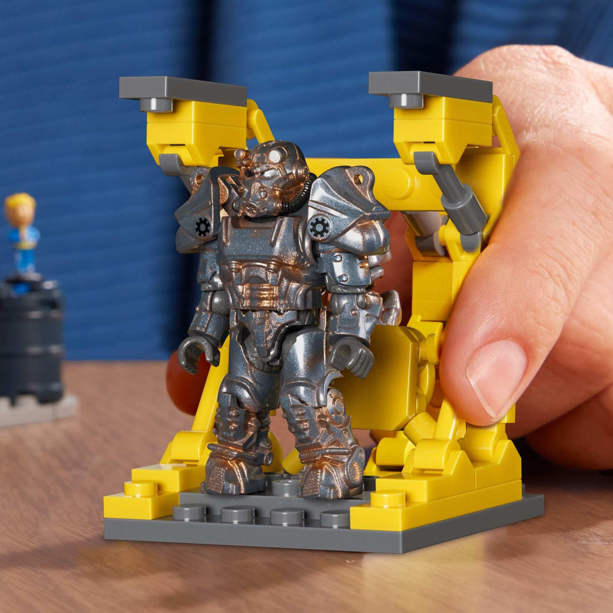MEGA Fallout Red Rocket Truck Stop Building Set with Sole Survivor Figure - 824 Pieces 2