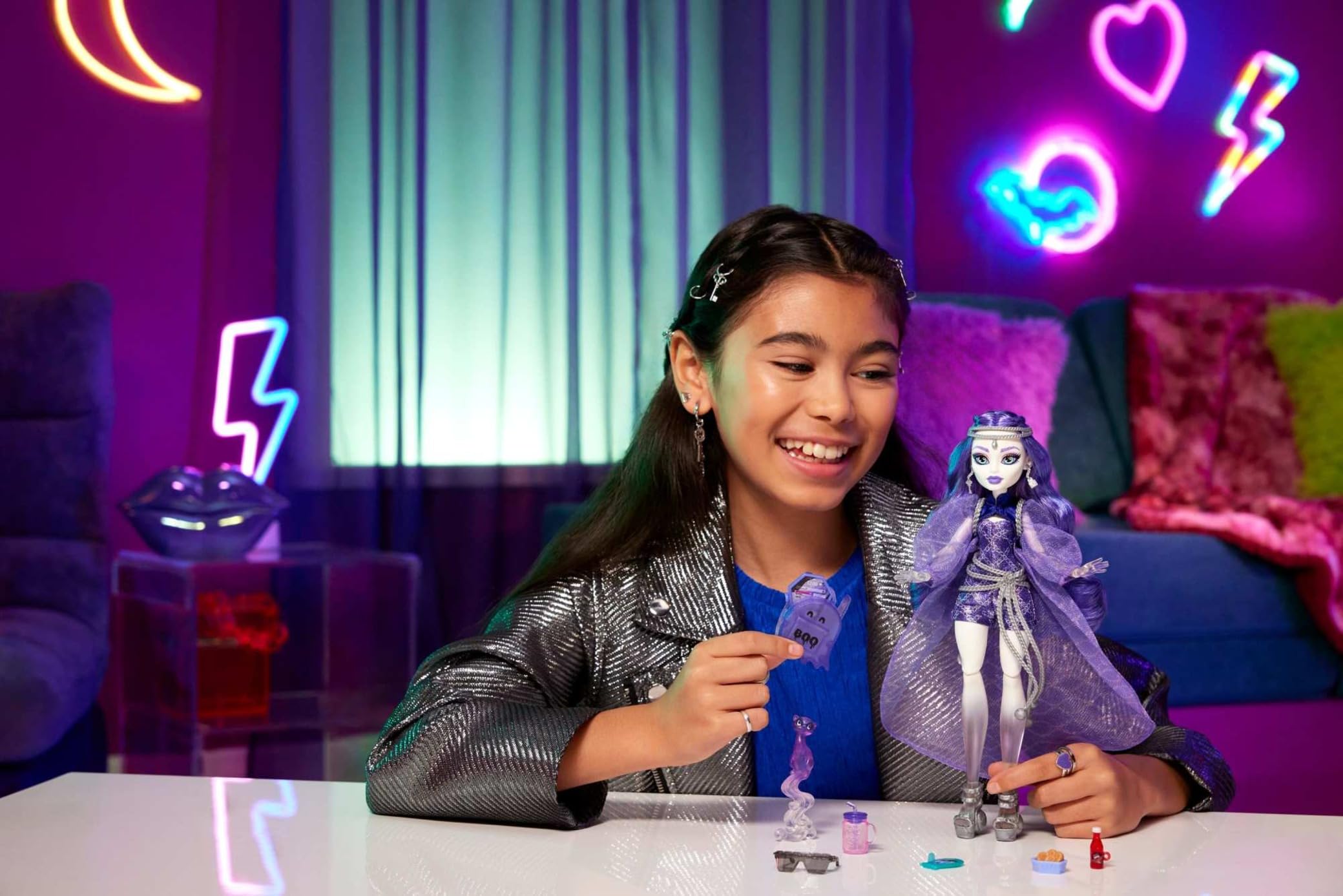 Monster High Spectra Vondergeist Doll with Pet Ferret and Accessories - Ages 4+ 2