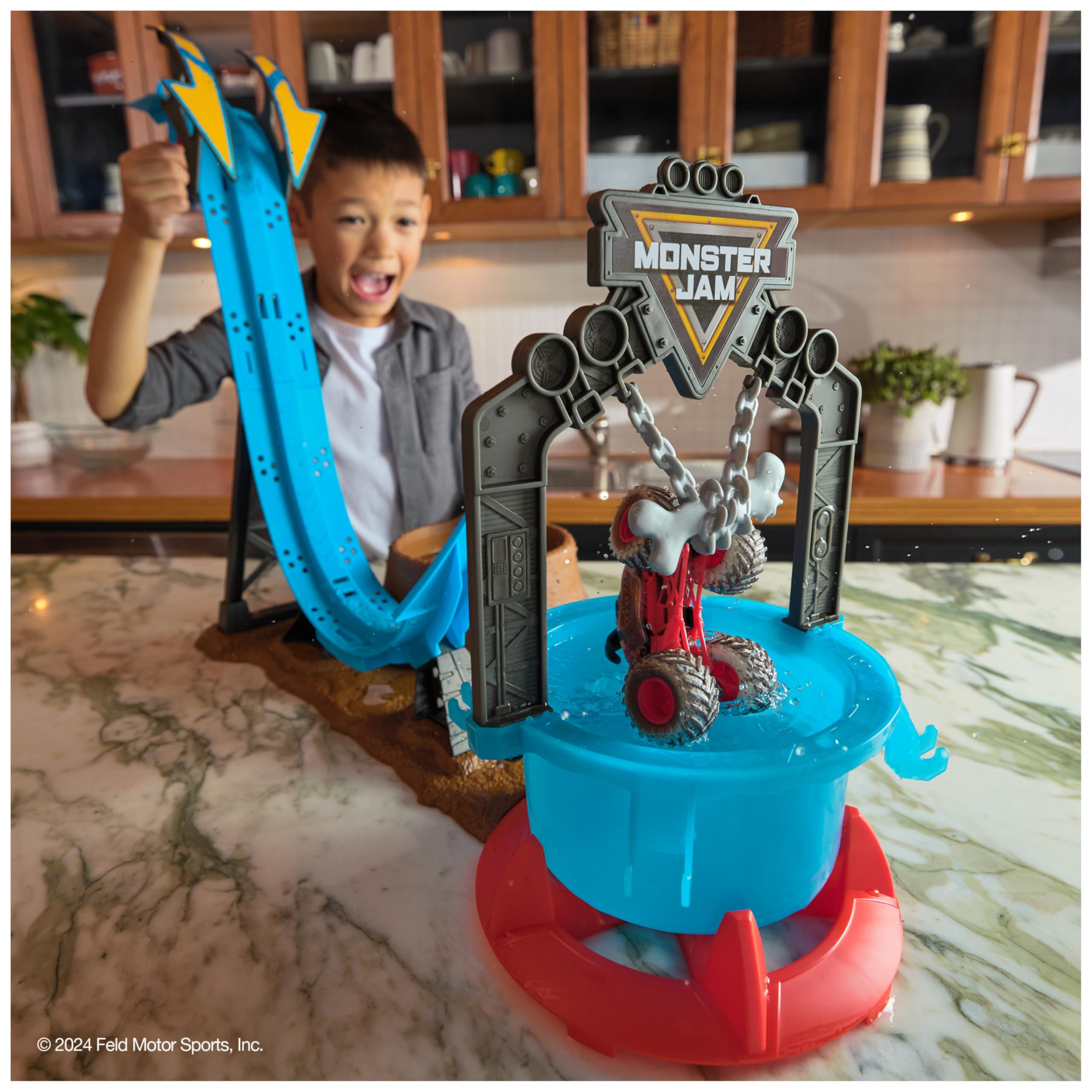 Monster Jam Mud Blasters Monster Mutt Dalmatian Dunk Tank Playset - Color Change Action Playset for Kids 2