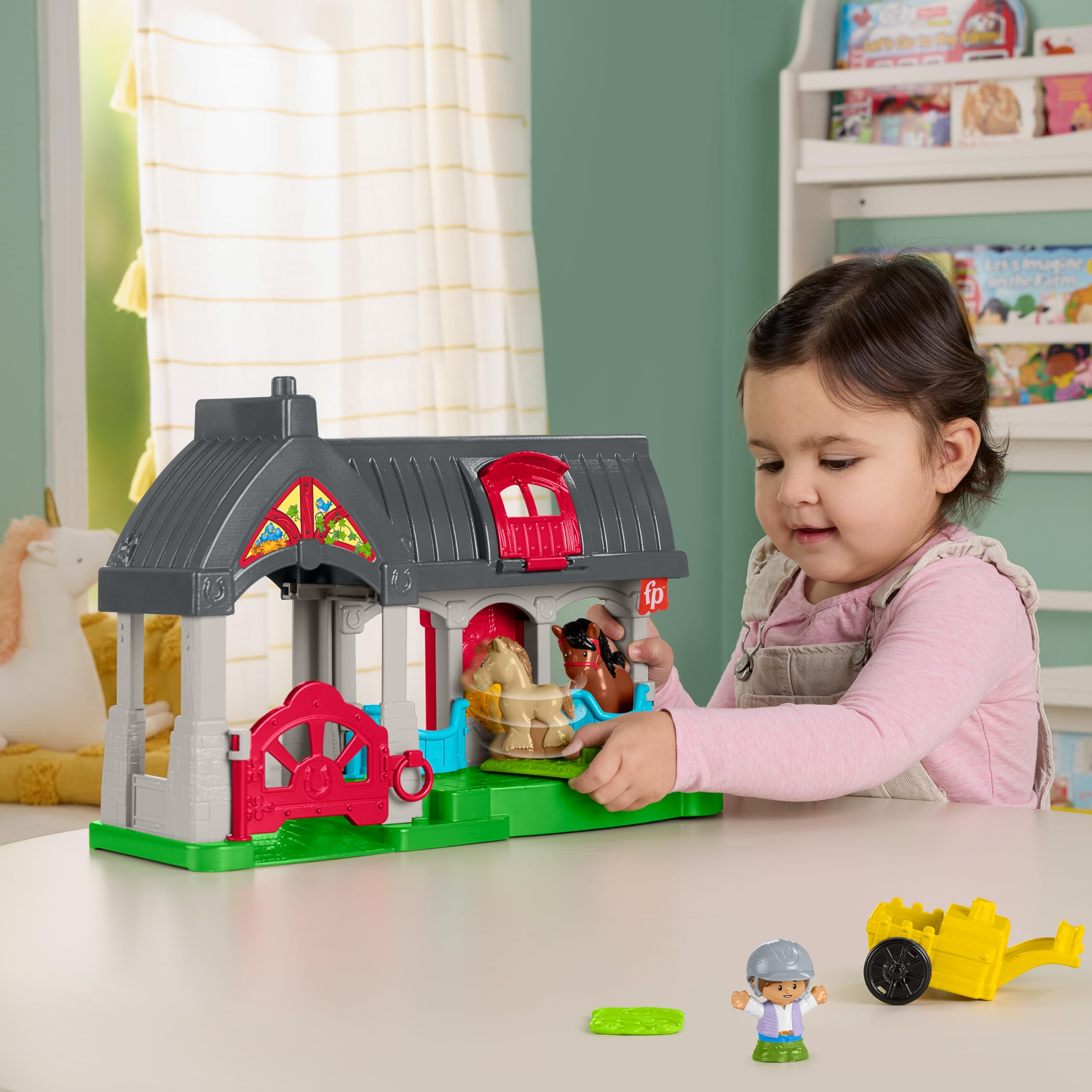 Fisher-Price Little People Friendly Horses Stable Playset with Sounds & Figures - Ages 1+ 2