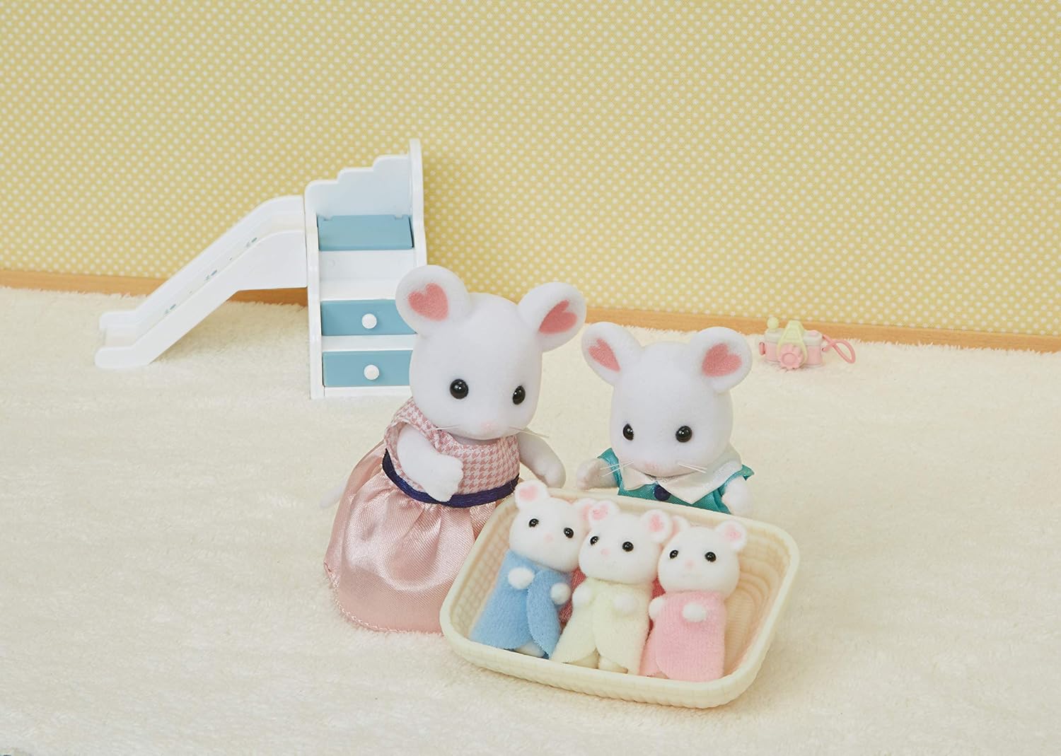 Sylvanian Families - Marshmallow Mouse Triplets Playset for Kids 3+ 2