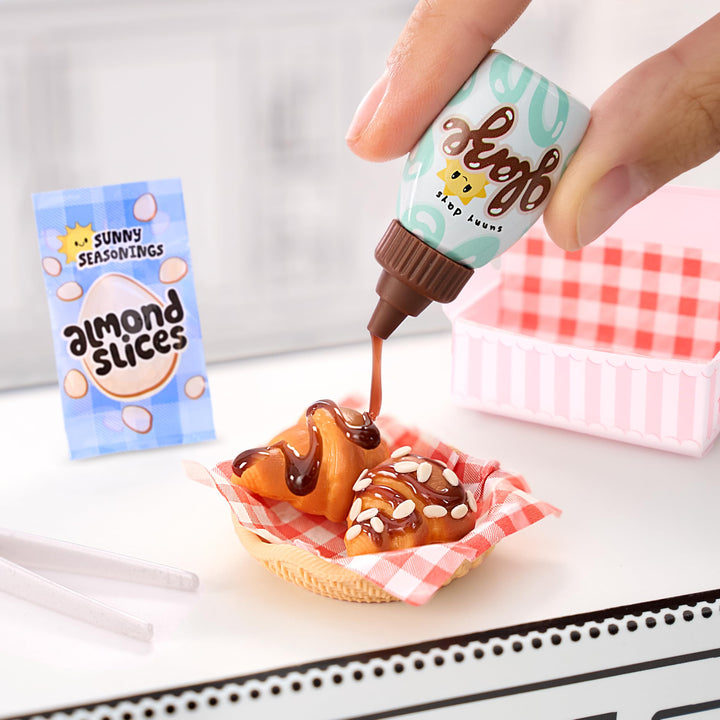 MGA's Miniverse Make It Mini Cafe Series 4 - DIY Resin Mini Collectibles for Kids