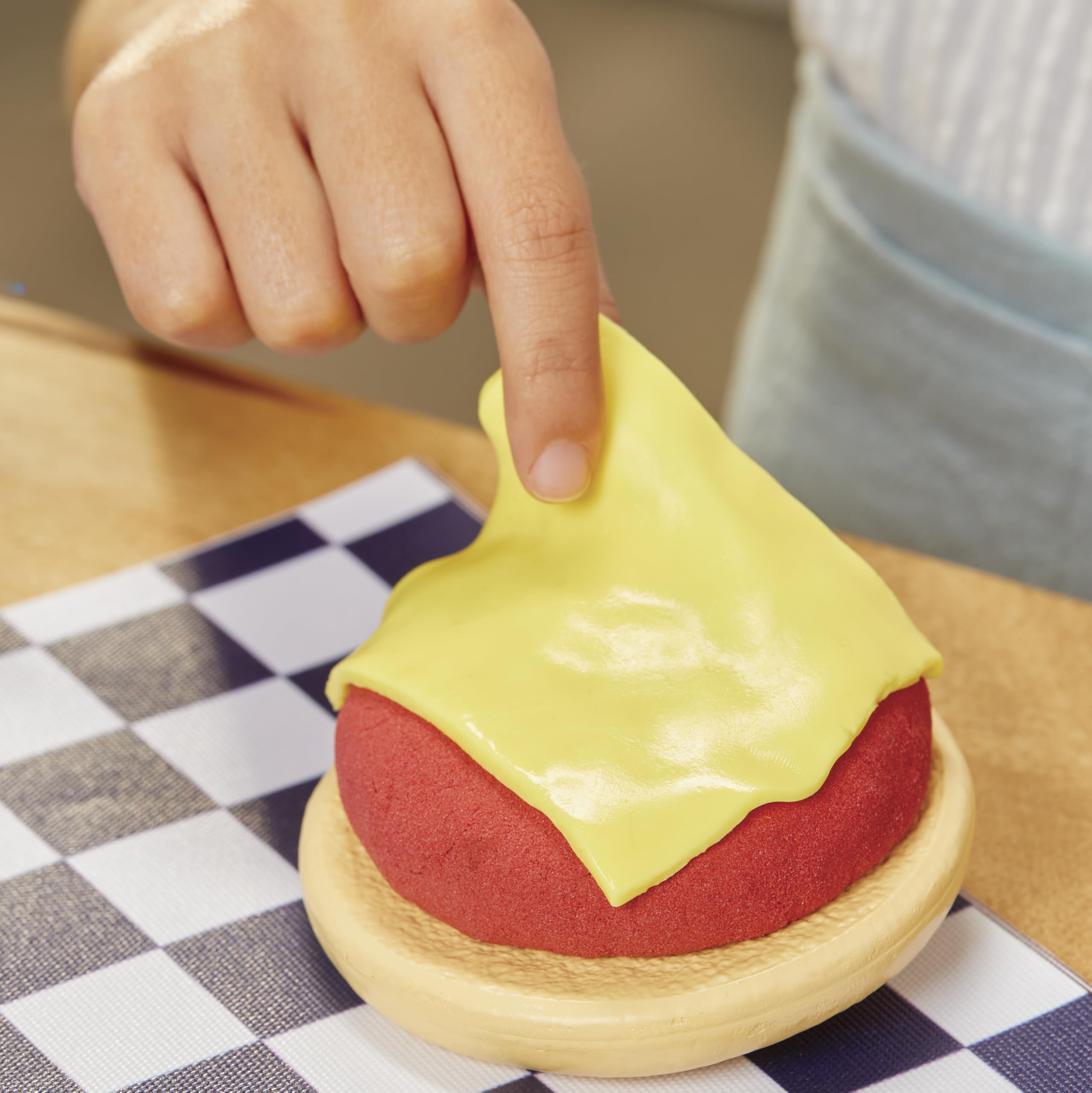 Little Tikes Creative Chefs Cheeseburger and Fries Kit - Realistic Role Play Cooking Set for Kids 3+ 4