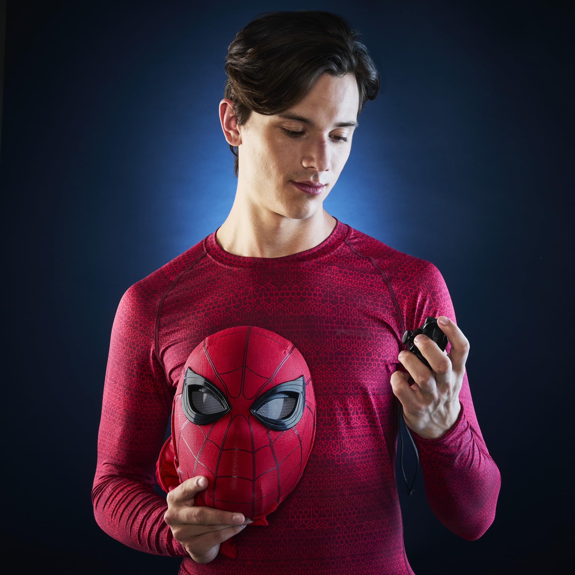 Hasbro Marvel Legends Spider-Man Electronic Expressive Mask - 1:1 Scale, Remote Controlled Eyes, Age 14+ 3