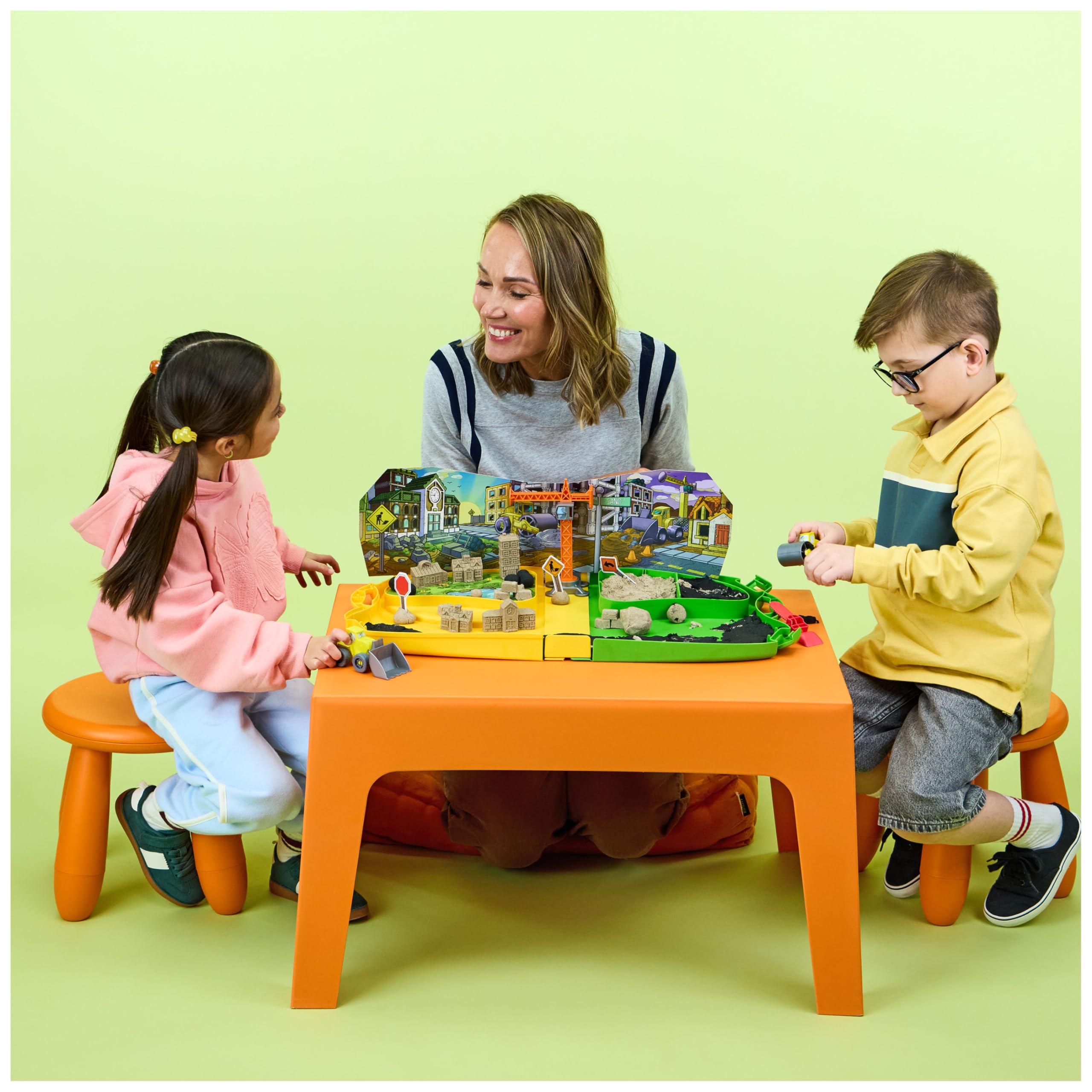 Kinetic Sand Construction Zone - Moldable Play Sand Sensory Toys for Ages 3+ 4