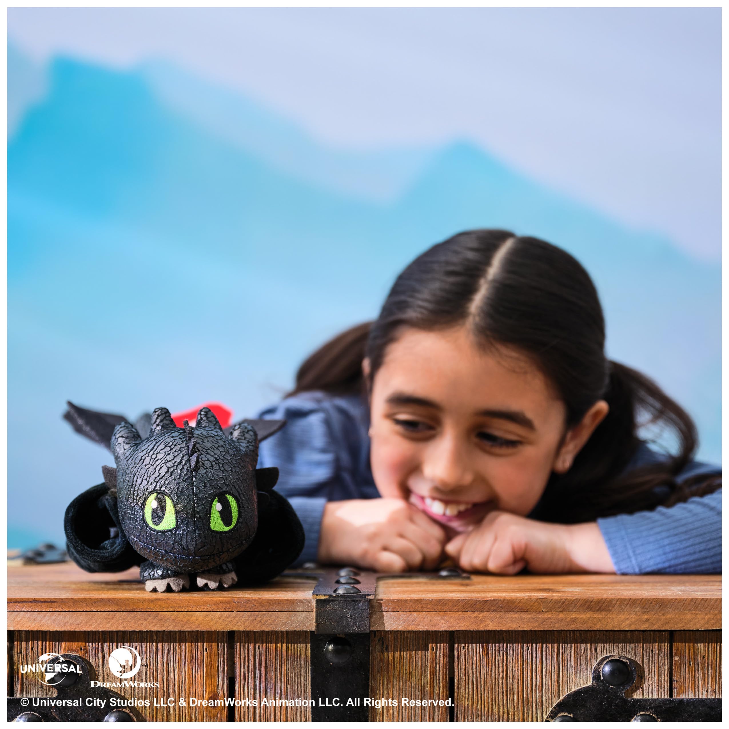 DreamWorks Dragons Hug & Glide 30.5 cm Toothless Plush - Flying Action & Hugging Wings 17