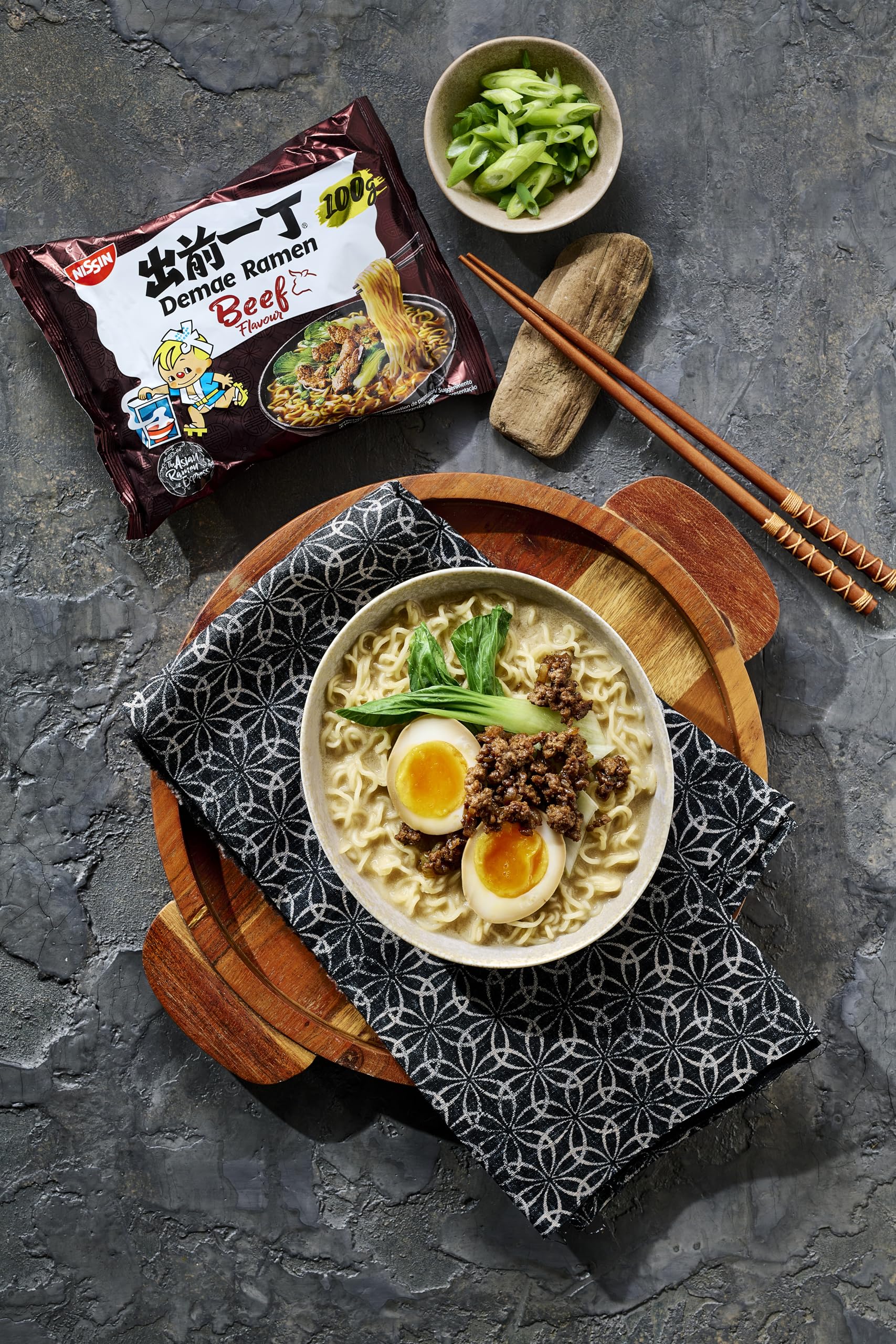 NISSIN Ramen Beef Flavoured Instant Noodles, 100g (Pack of 10) 4