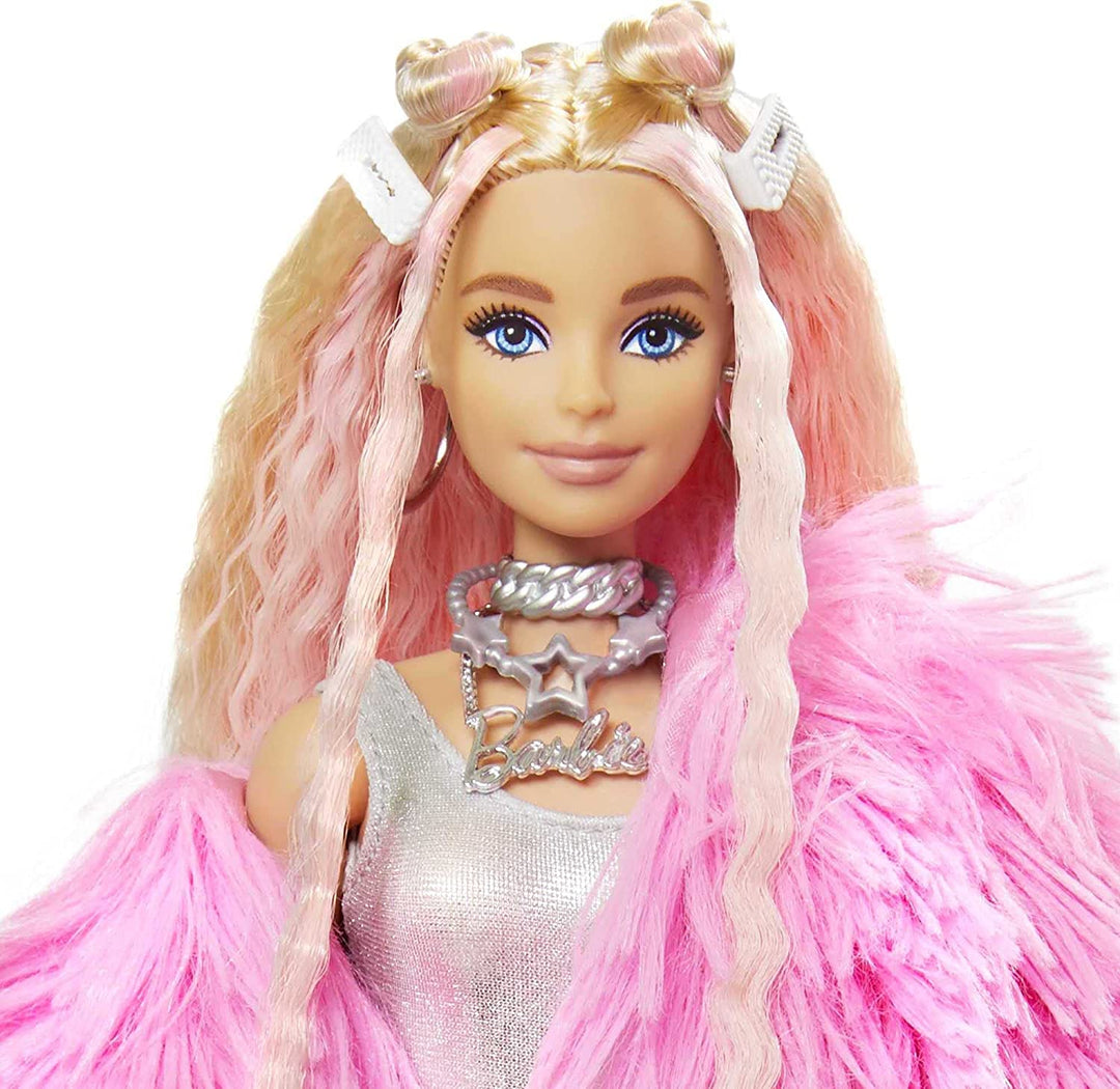 Barbie Extra Doll en manteau rose duveteux avec jouet cochon licorne