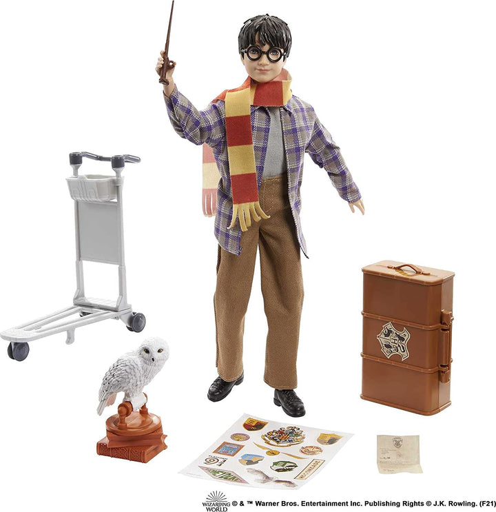 Harry Potter Collectible Platform 9 3/4 Doll (10 pouces), Posable, Portant la Mode de Voyage, avec Hedwige, Bagages et Accessoires